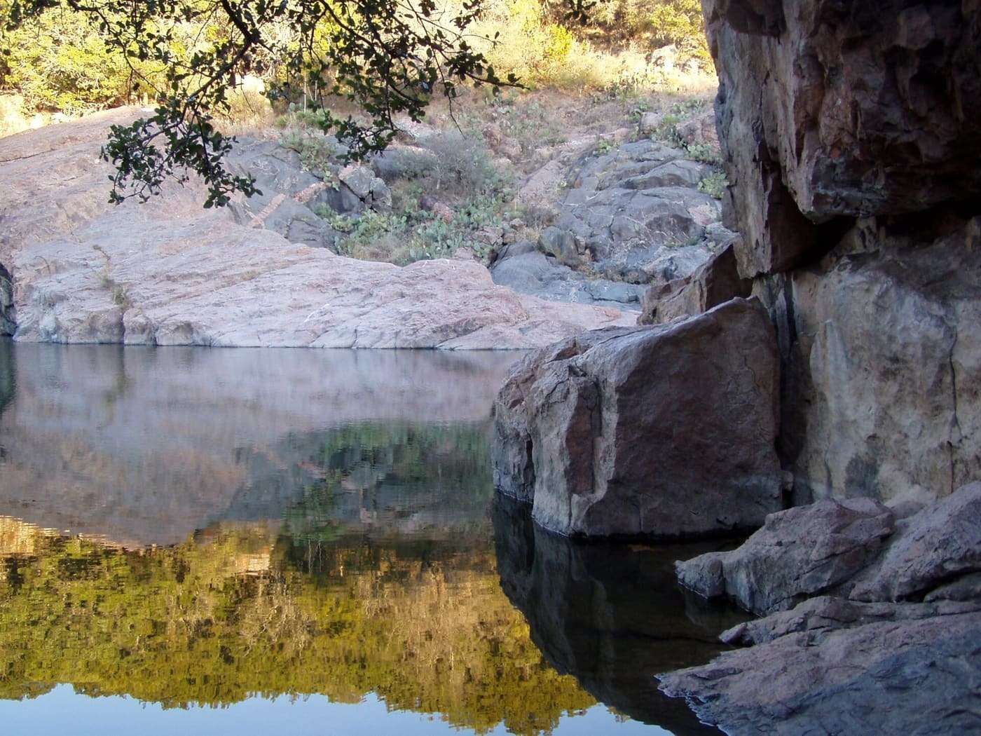 Description: Devil's Waterhole at Inks Lake State Park Source: Photo taken by Benjamin Bruce Date: 2006-01-02